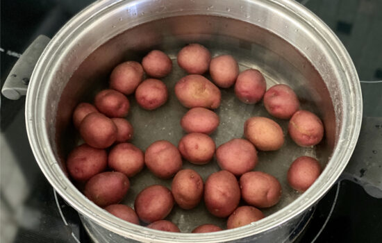 Simple Boiled Baby Potatoes (or New Potatoes)